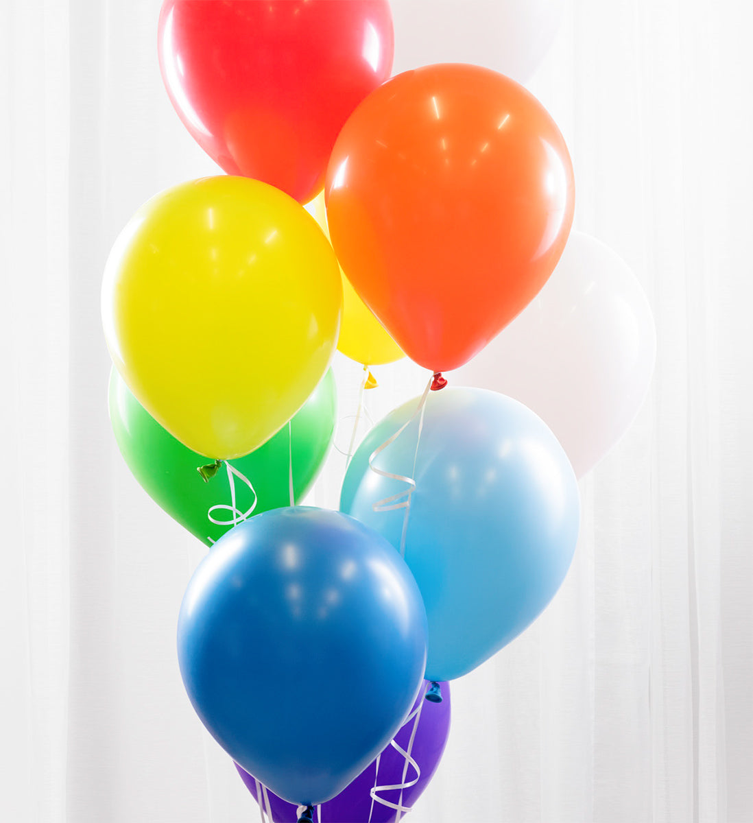 10st heliumfyllda ballonger i regnbågens färger